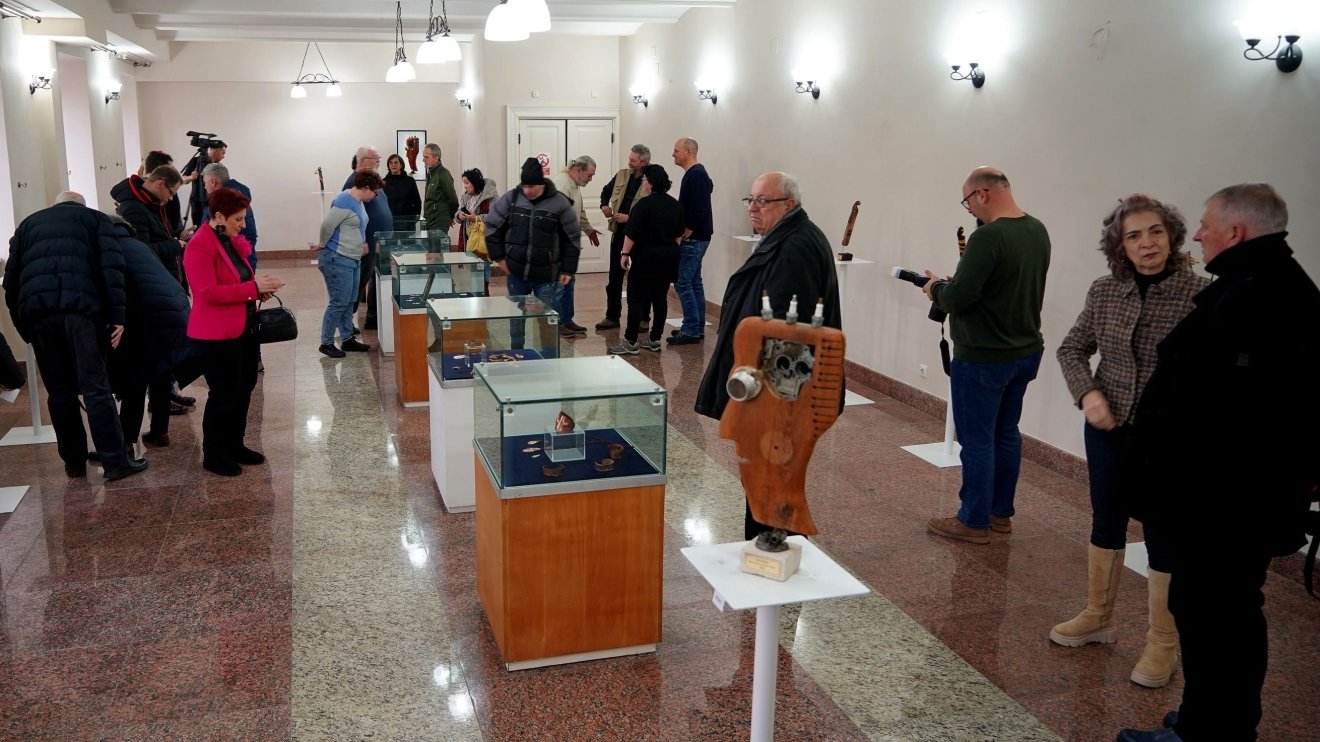 Fafaragványokból és ékszerekből nyílt kiállítás a Körösvidéki Múzeumban׀GALÉRIA