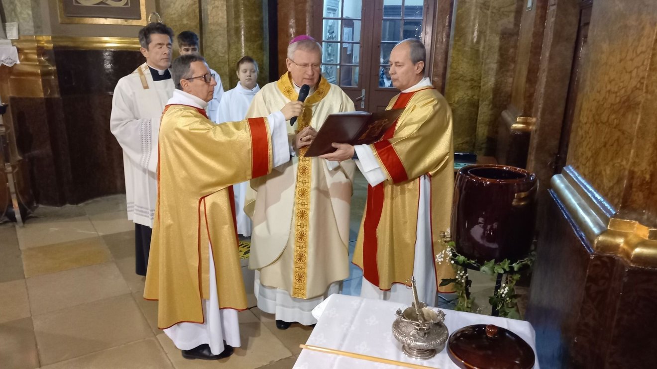 Vizet szenteltek a nagyváradi római katolikus székesegyházban