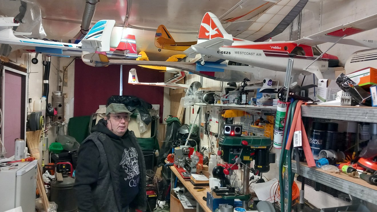 A vörös báróról és Ayrton Sennáról a paptamási hangárban: Nagy Sándor modellezőnél jártunk