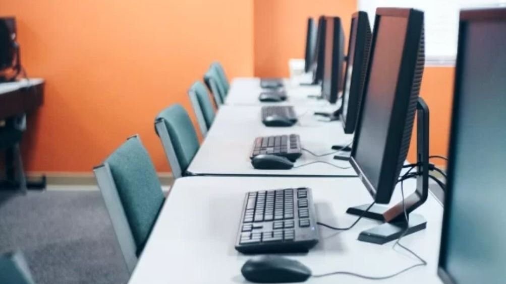 Új bútorokkal szerelik fel a váradi iskolákat