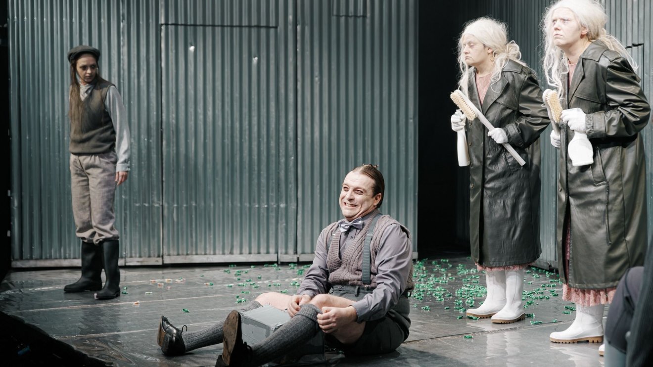 Hollywoodi álom egy elzárt szigetről – A kripli a Harag György Társulat előadásában