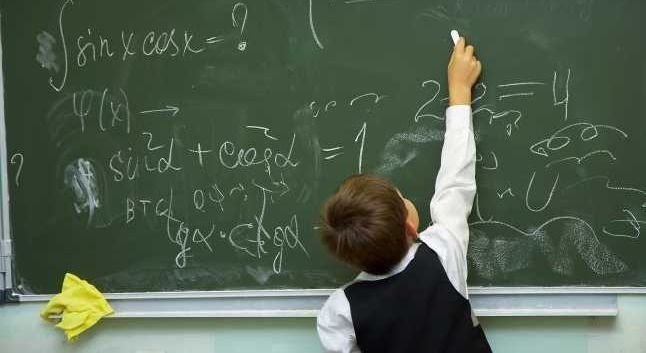 Iskolai táblákat adományoznának