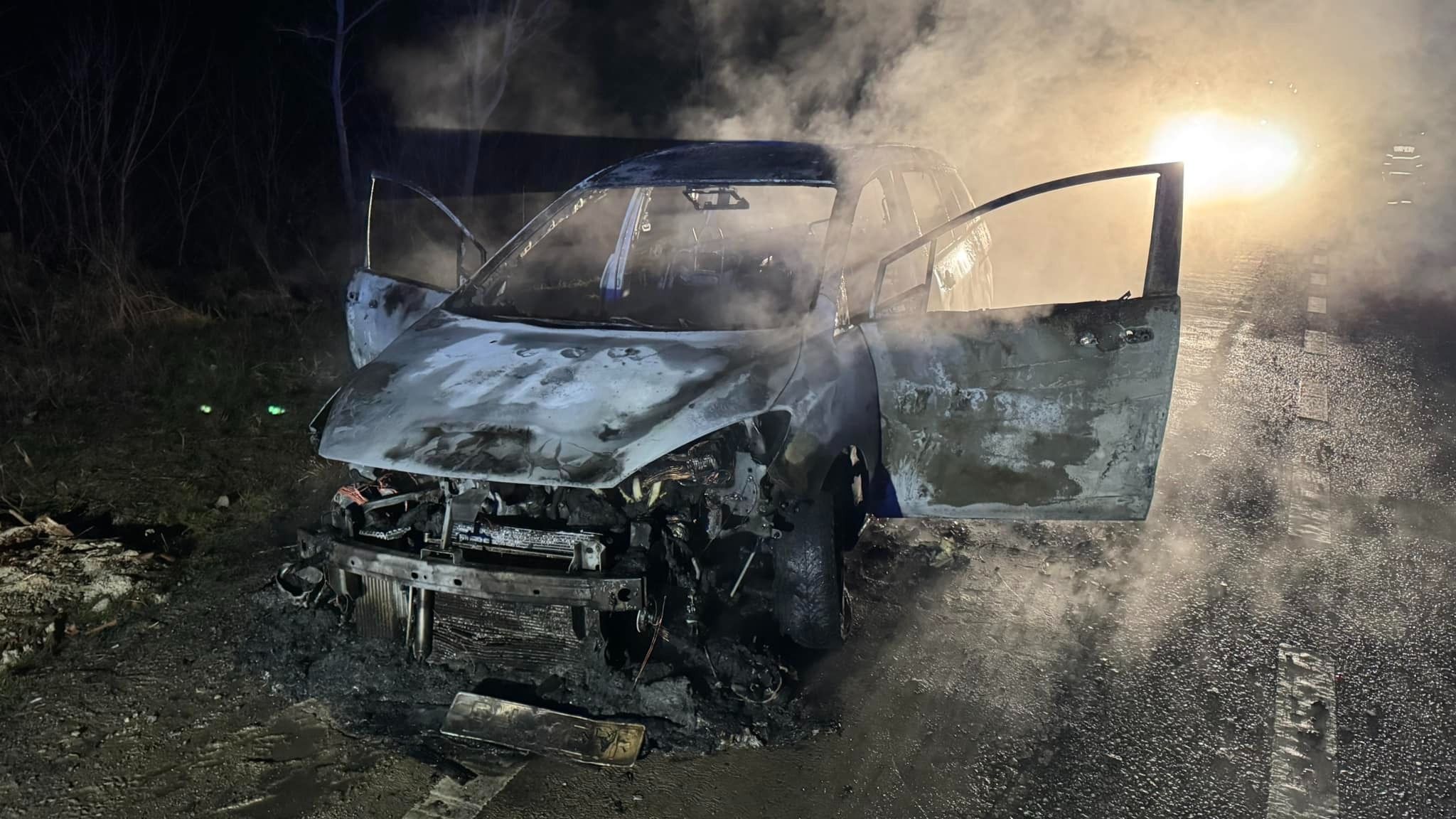 Lángok martalékává vált egy személyautó, senki nem sérült meg