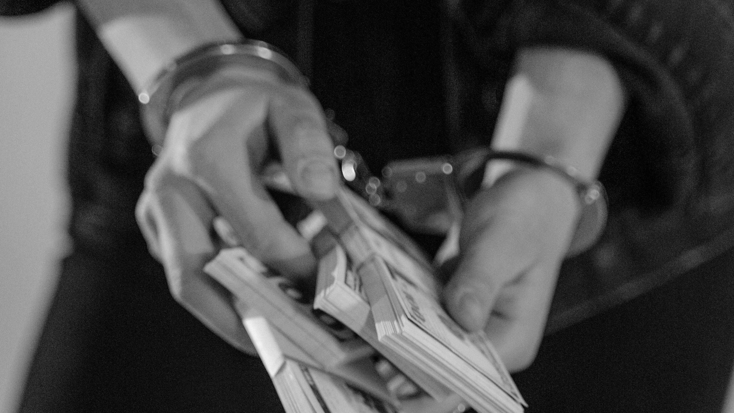 Pénzzel, parfümökkel és gyümölcsökkel vesztegettek meg egy belényesi rendőrnőt