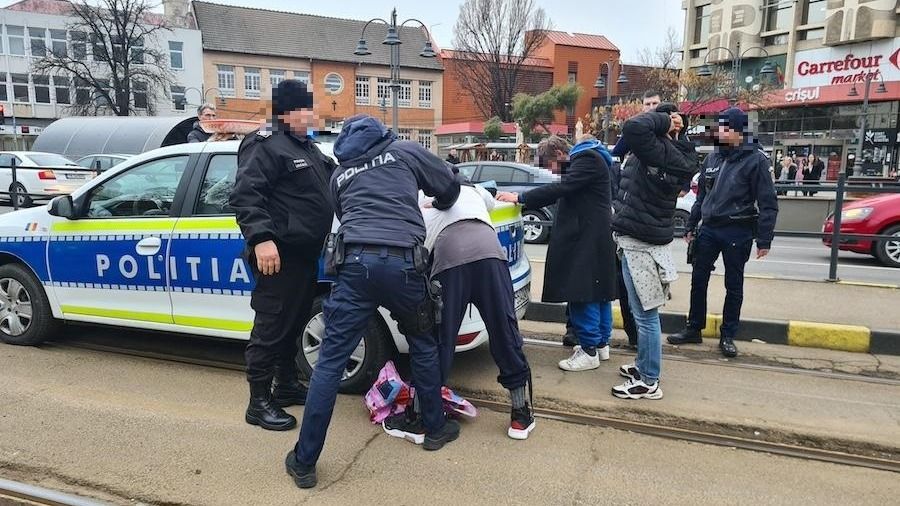 Rendbontás a villamoson