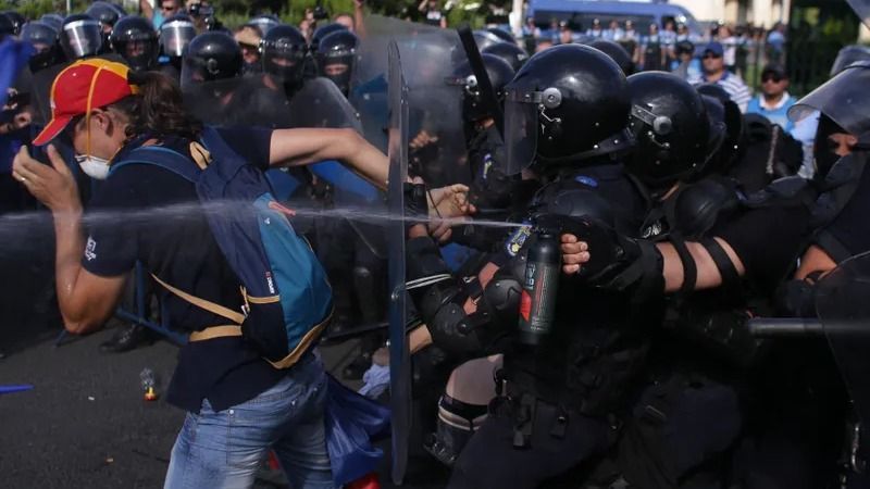 Könnygázt vetettek be a csendőrök a kormánypalota előtti kordont áttörő tüntetők ellen