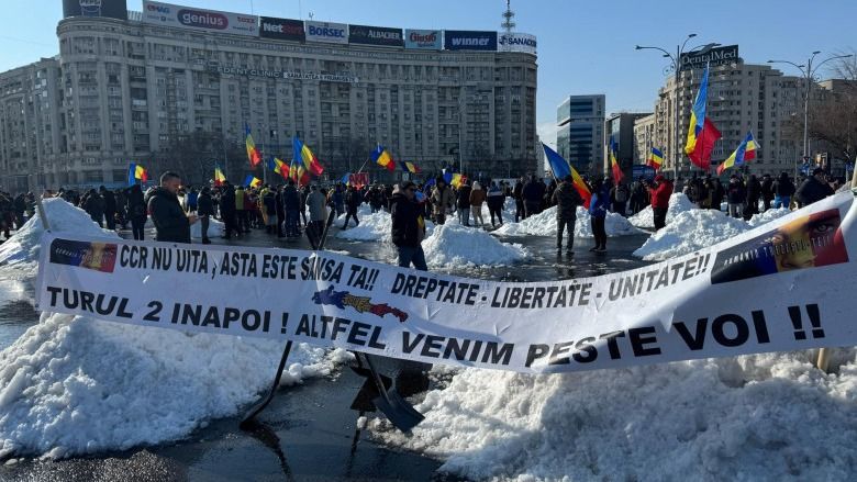 A bukaresti Victoriei téren tüntetnek Călin Georgescu szimpatizánsai
