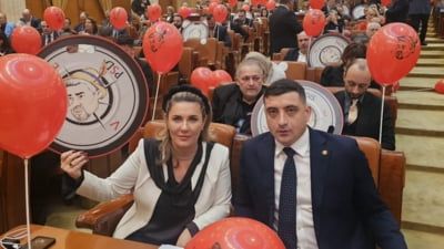 Piros léggömbökkel tiltakoztak az ülésterem előtt az AUR törvényhozói