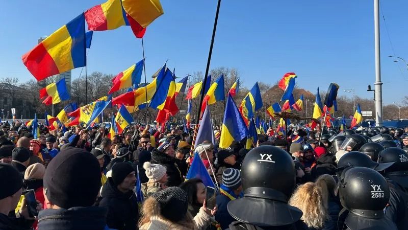 Ledöntötték a csendőrkordont a kormány épülete előtt zajló tüntetés résztvevői