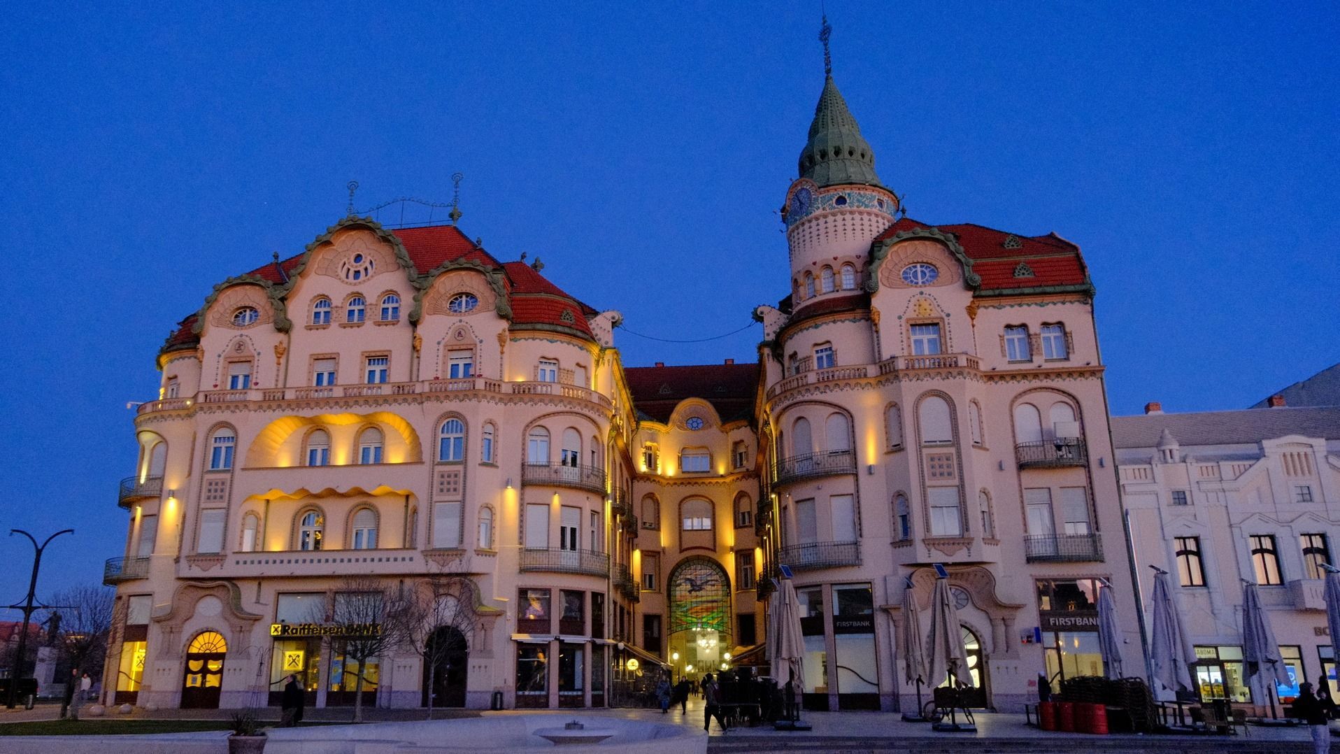 Életét vesztette egy fiatal a Fekete Sas palota passzázsában