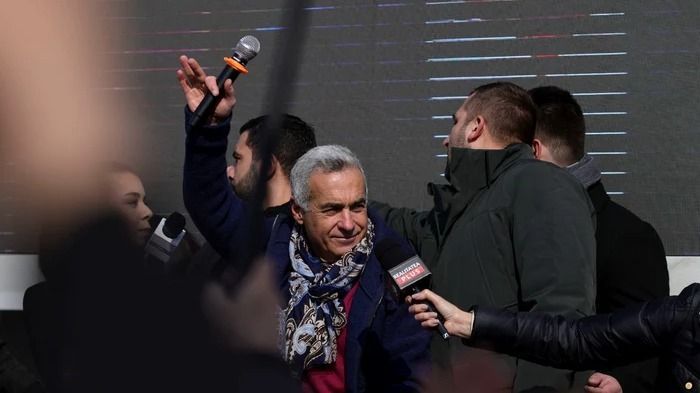 Tüntetők zavarták meg egy tévériporter élő bejelentkezését; két személyt előállítottak a csendőrök