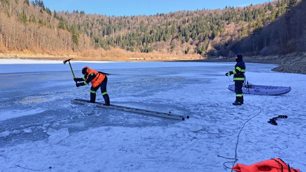 Hargita megye: megszakították a 23 éves férfi keresését a zetelaki tóban