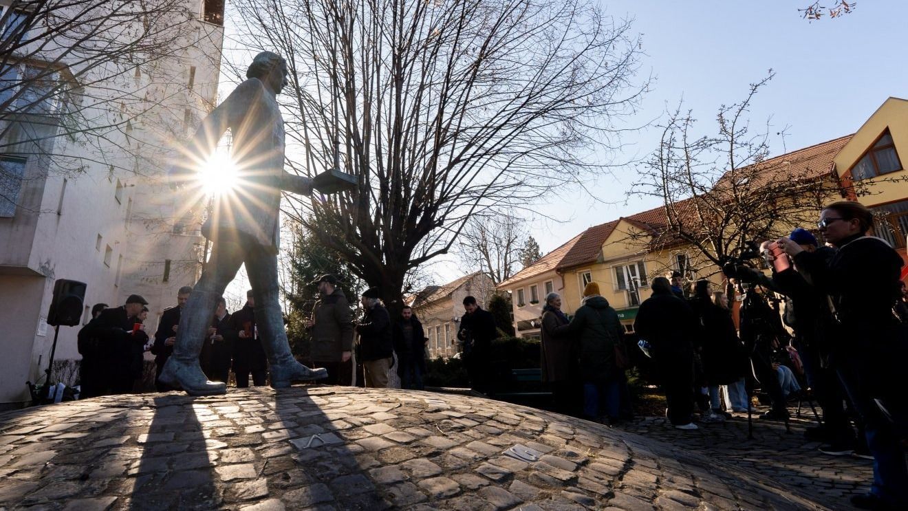 Felvonulással emlékeztek a 35 évvel ezelőtti könyves-gyertyás tüntetésre Marosvásárhelyen