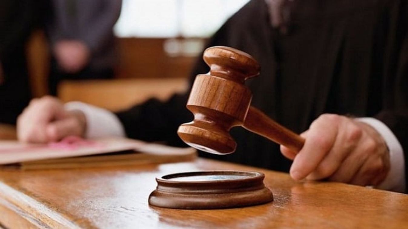 Bíróság elé állították az ügyvédnőt, aki a vád szerint bérgyilkost bérelt fel három személy megölésére