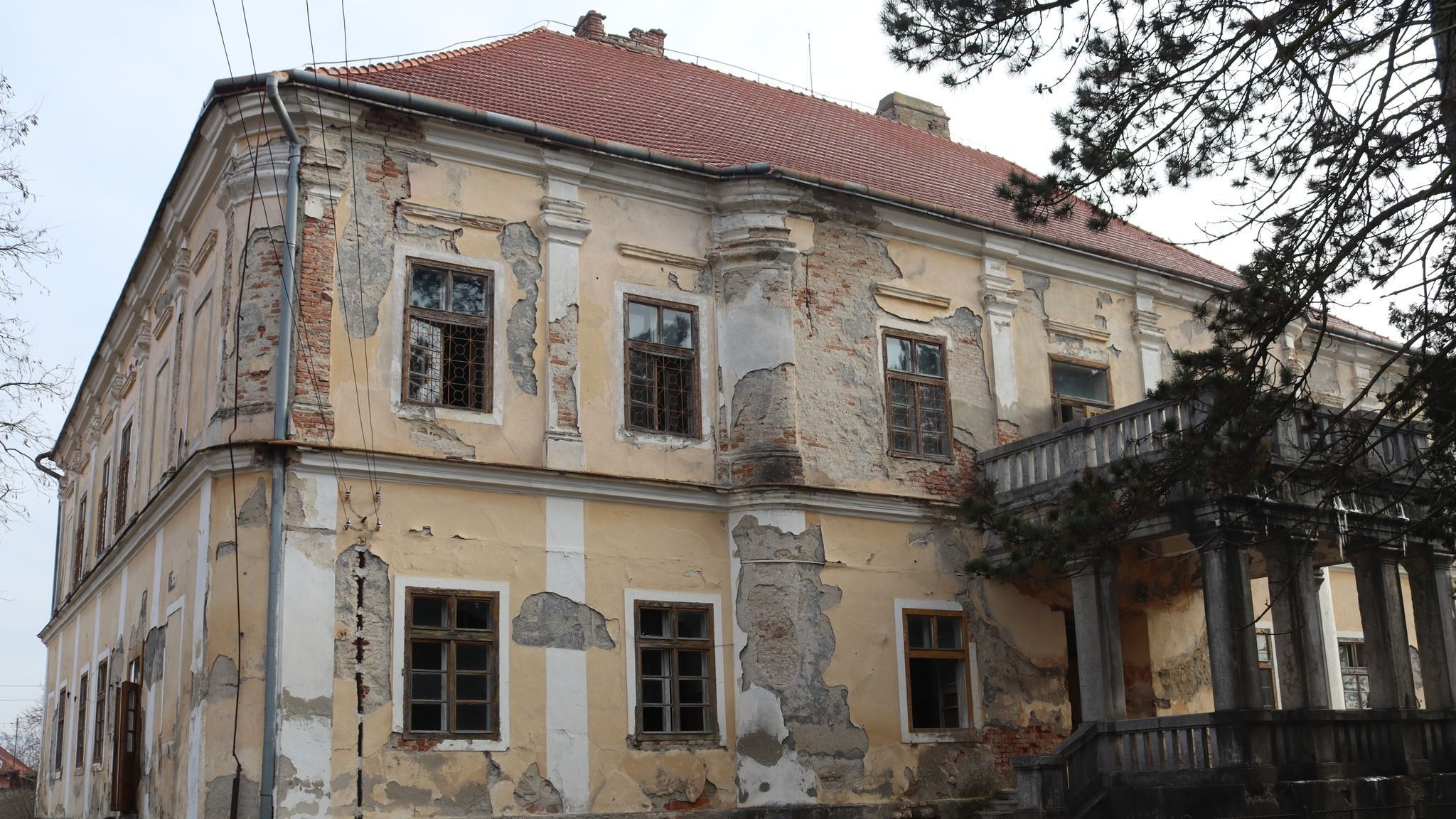 Elkezdődött a szilágynagyfalui Bánffy-kastély felújítása