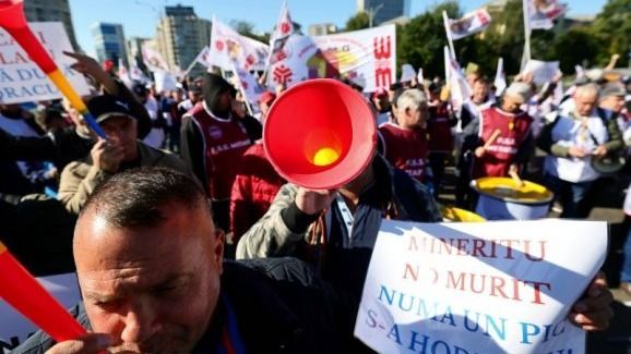 A környezetvédelmi tárca előtt tüntetnek az erdészeti alkalmazottak