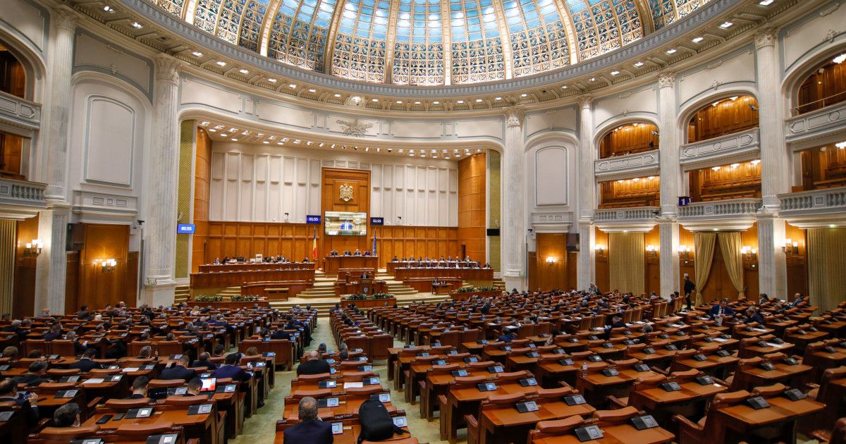 Elkezdődött a plenáris ülés, amelyen a bizalmatlansági indítványról dönt a parlament