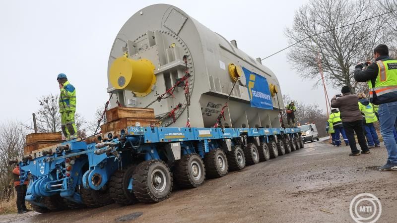 Egy 750 tonnás járműszerelvény tart Romániába