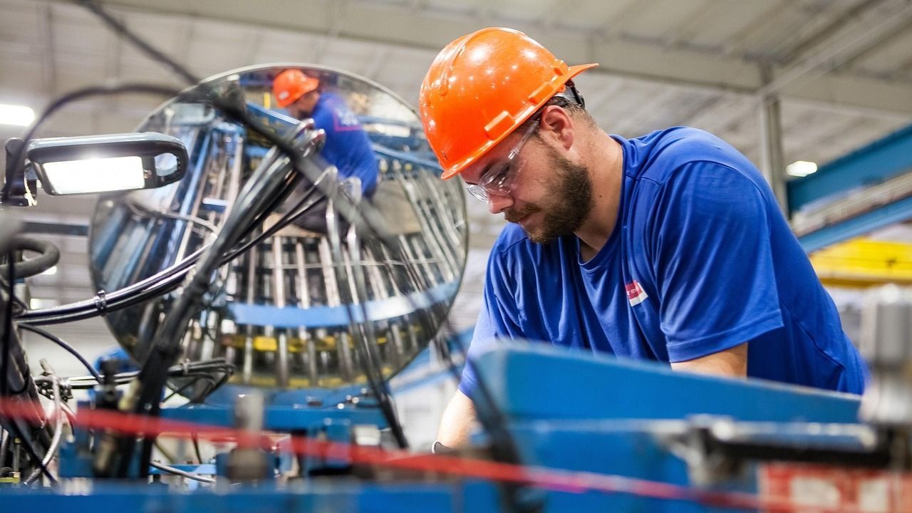A munkaügyi tárca inasprogramokkal támogatja a fiatalokat