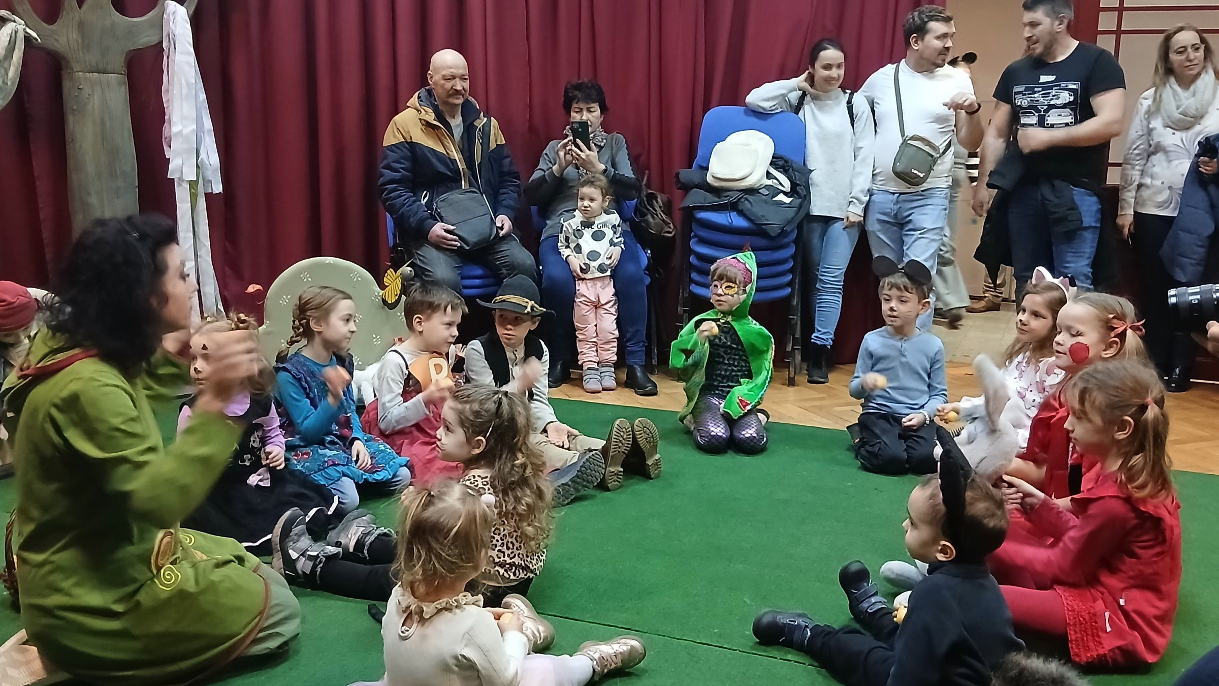 Rendhagyó farsangi szülinap a bábszínházban