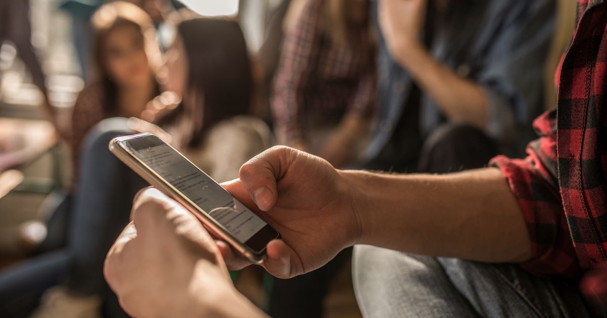 A tanügyminiszter nem támogatja a mobiltelefonok teljes betiltását az iskolában, de szigorú kontrollt javasol