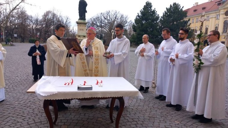 Gyertyákat áldottak a nagyváradi székesegyház előtt