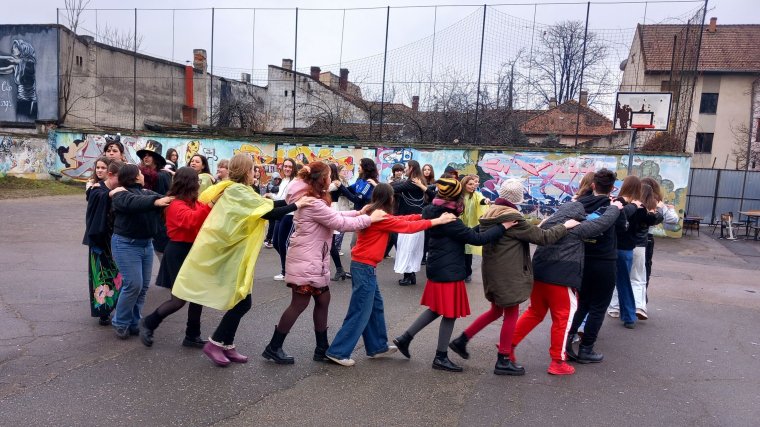 Farsangi táncot mutattak be a tanárok a Művészetiben
