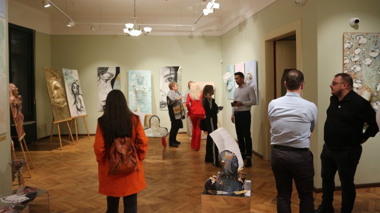 Újragondolt sugárterápiás maszkokból nyílt kiállítás ׀ GALÉRIA