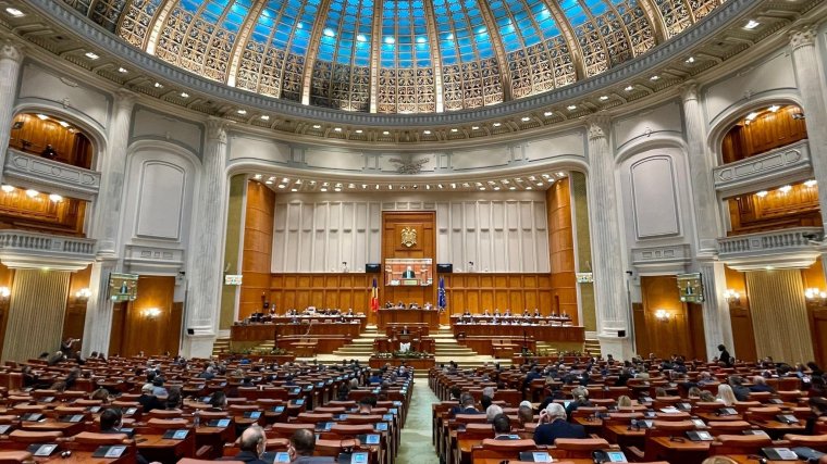 Felolvasták a parlamentben a bizalmatlansági indítványt