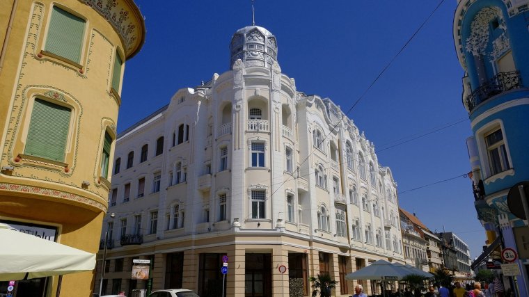 Hullik a vakolat a nagyváradi Apolló-palotáról