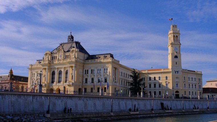 Kezdődik a váradi városháza épületének belső felújítása