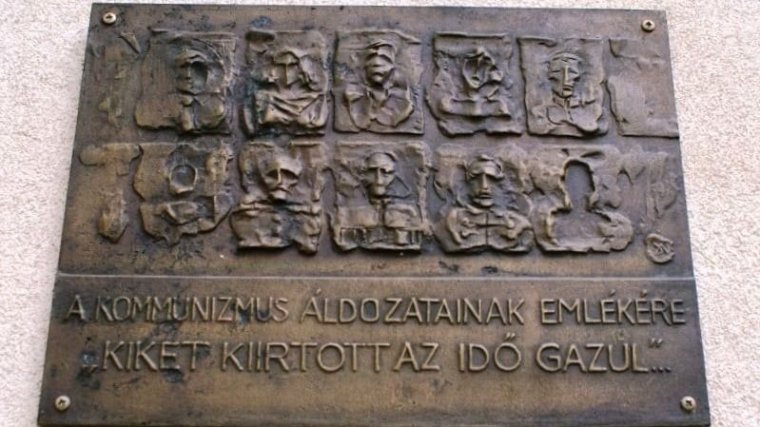 Megemlékezés, koszorúzás a PKE udvarában