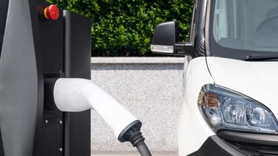 Elektromos iskolabuszokat vásárol a megyei tanács