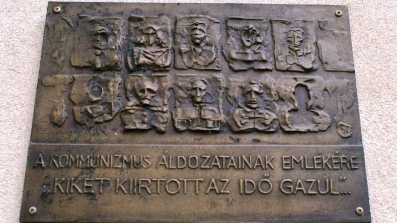 Megemlékezés, koszorúzás a PKE udvarában