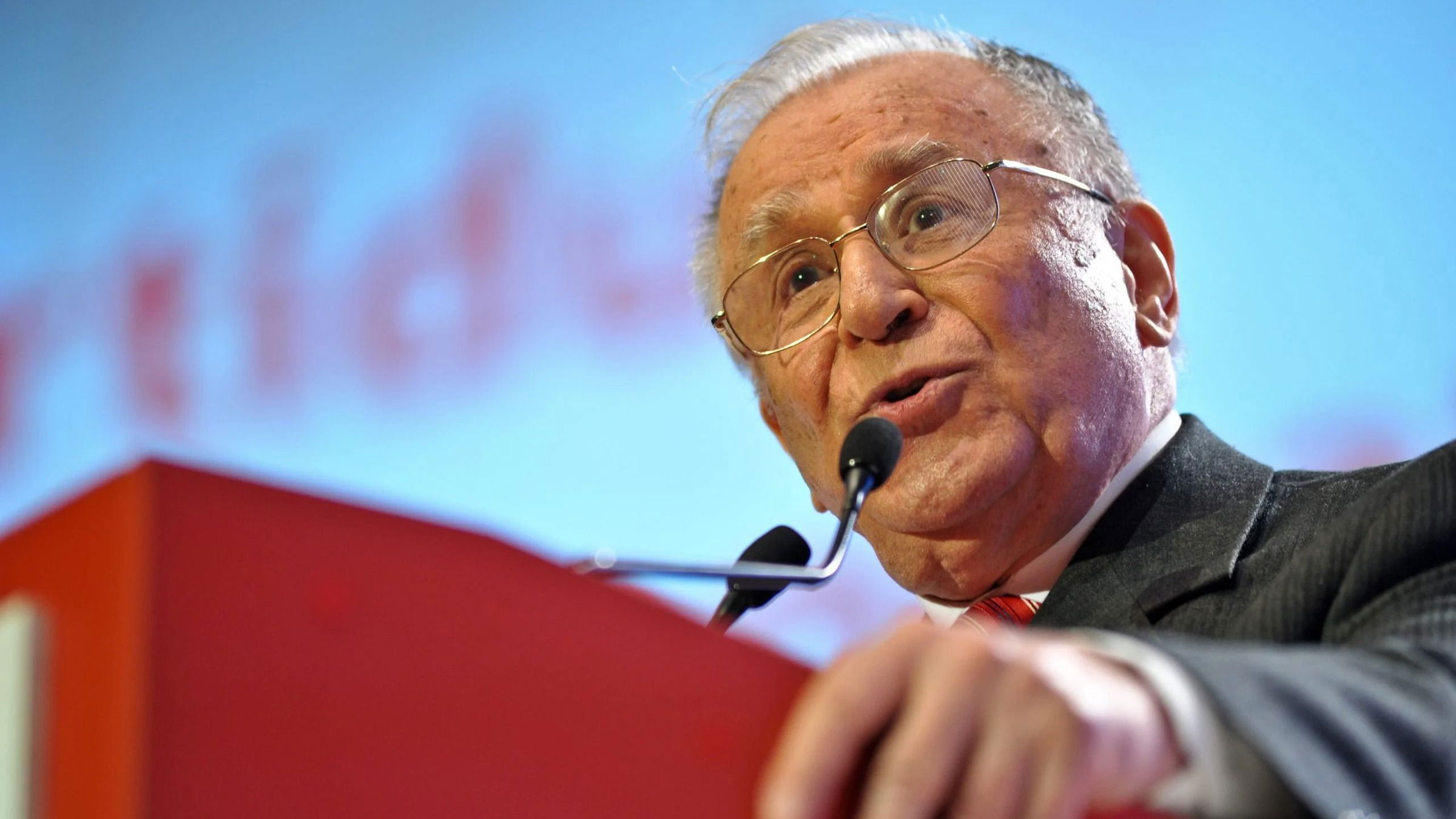 Visszavonta a törvényszék Iliescu forradalmár-igazolványát