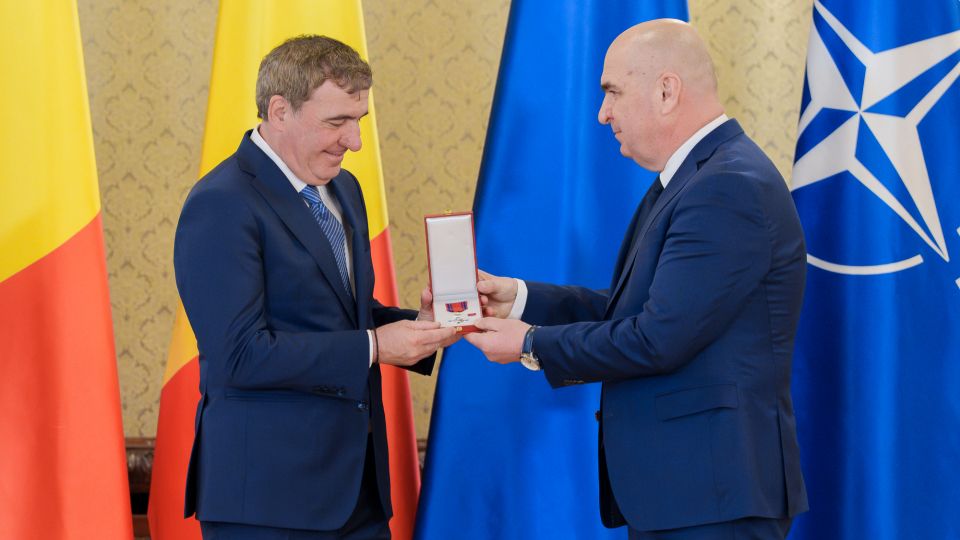 Gheorghe Hagi átvette Ilie Bolojantól a Románia Csillaga érdemrendet