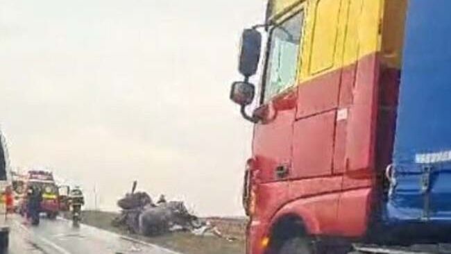 FRISSÍTVE| Lovas szekér és teherautó ütközött össze Micskénél, egy személy meghalt