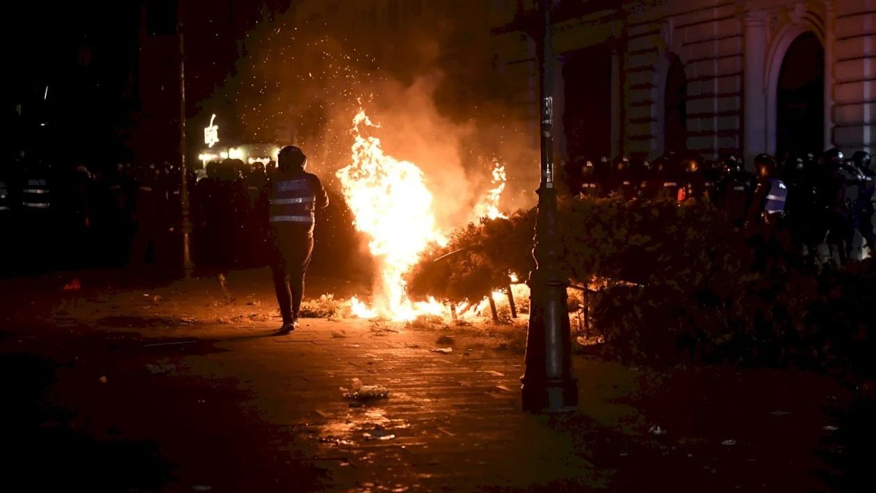 További két személyt vettek őrizetbe az ügyészek a BEC-nél tartott tüntetésen erőszakhoz folyamadók közül