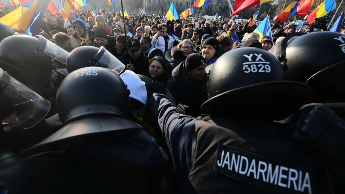Őrizetbe vették 24 órára a lengyel állampolgárt, akinél a csendőrök kést találtak a bukaresti tüntetésen