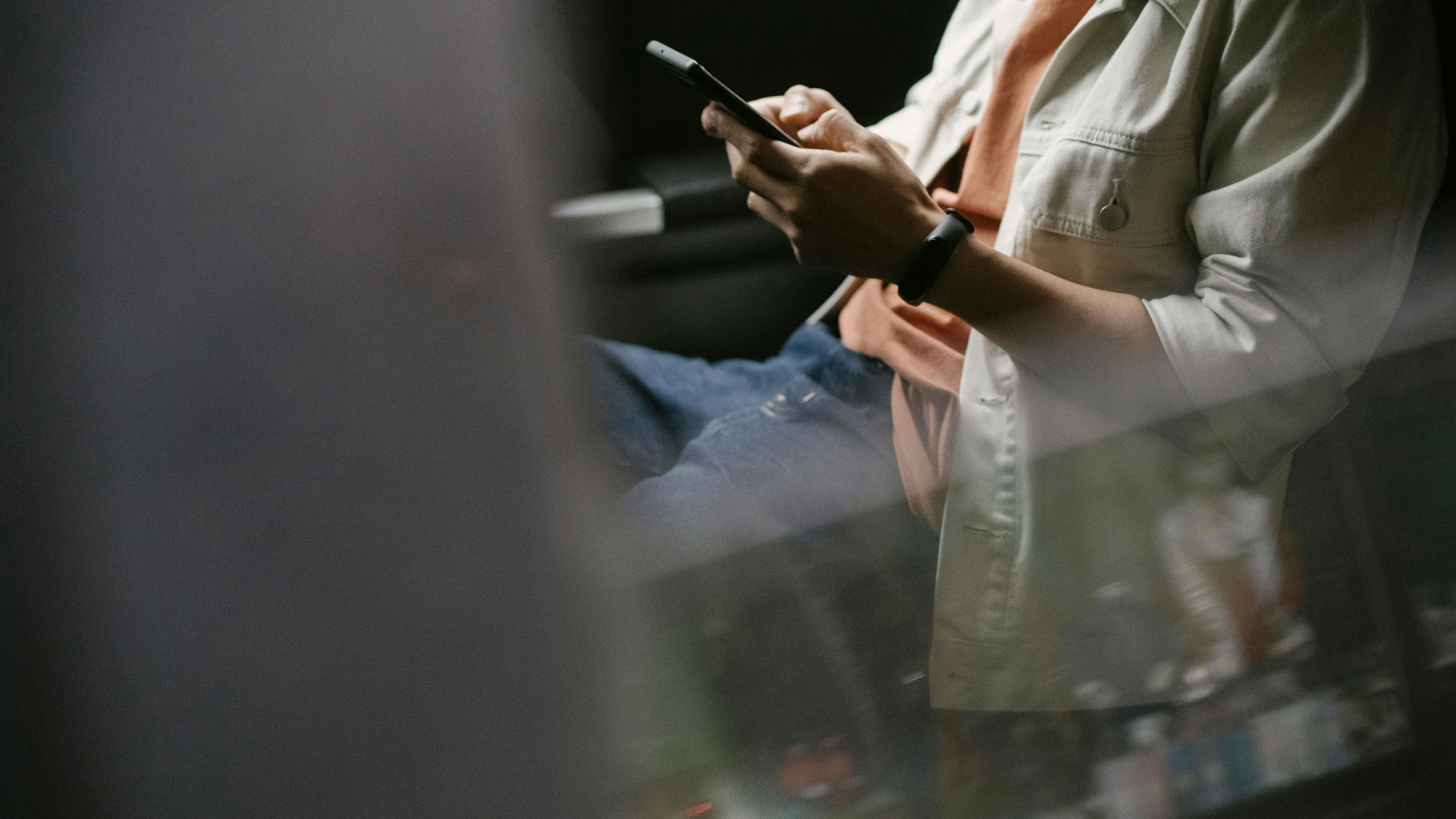 Mobiltelefont lopott egy autóból