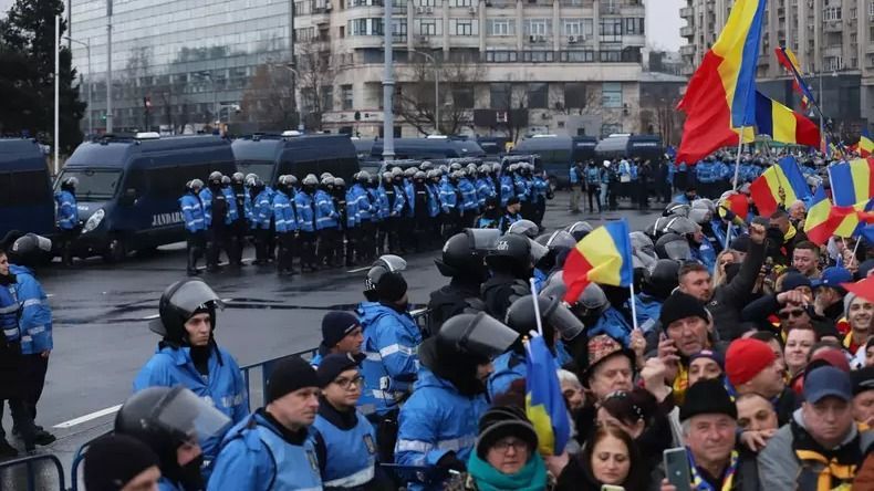 AUR-tüntetés: vizespalackokat és műanyag ládákat dobtak a rendfenntartó erőkre