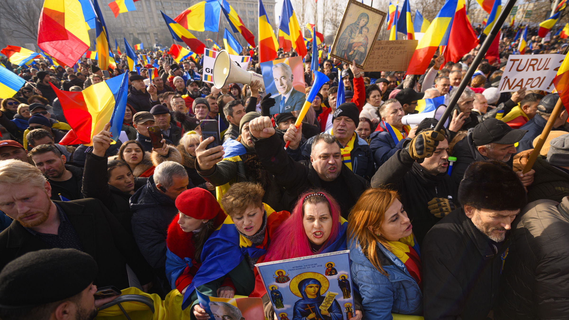 AUR-tüntetés: egyes tüntetőknél zászlórúdként használt kemény tárgyakat, egy lengyel férfinál kést találtak