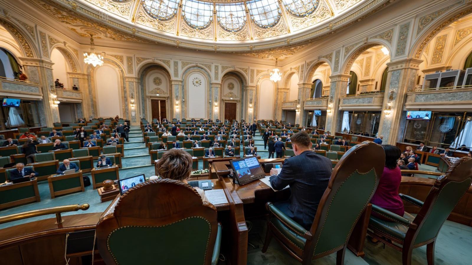 Szigorítják a szenátorok és képviselők igazolatlan hiányzásáért járó szankciókat