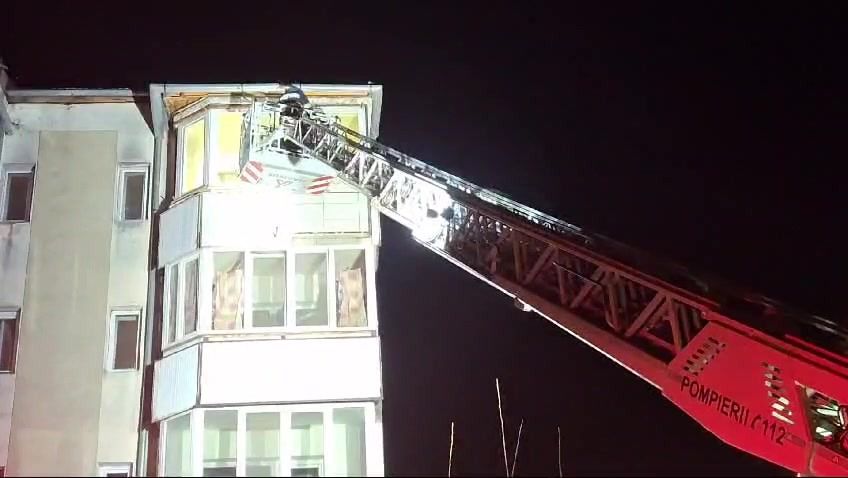 Egy fiatalembert mentettek meg a tűzoltók Váradon ׀ VIDEÓ