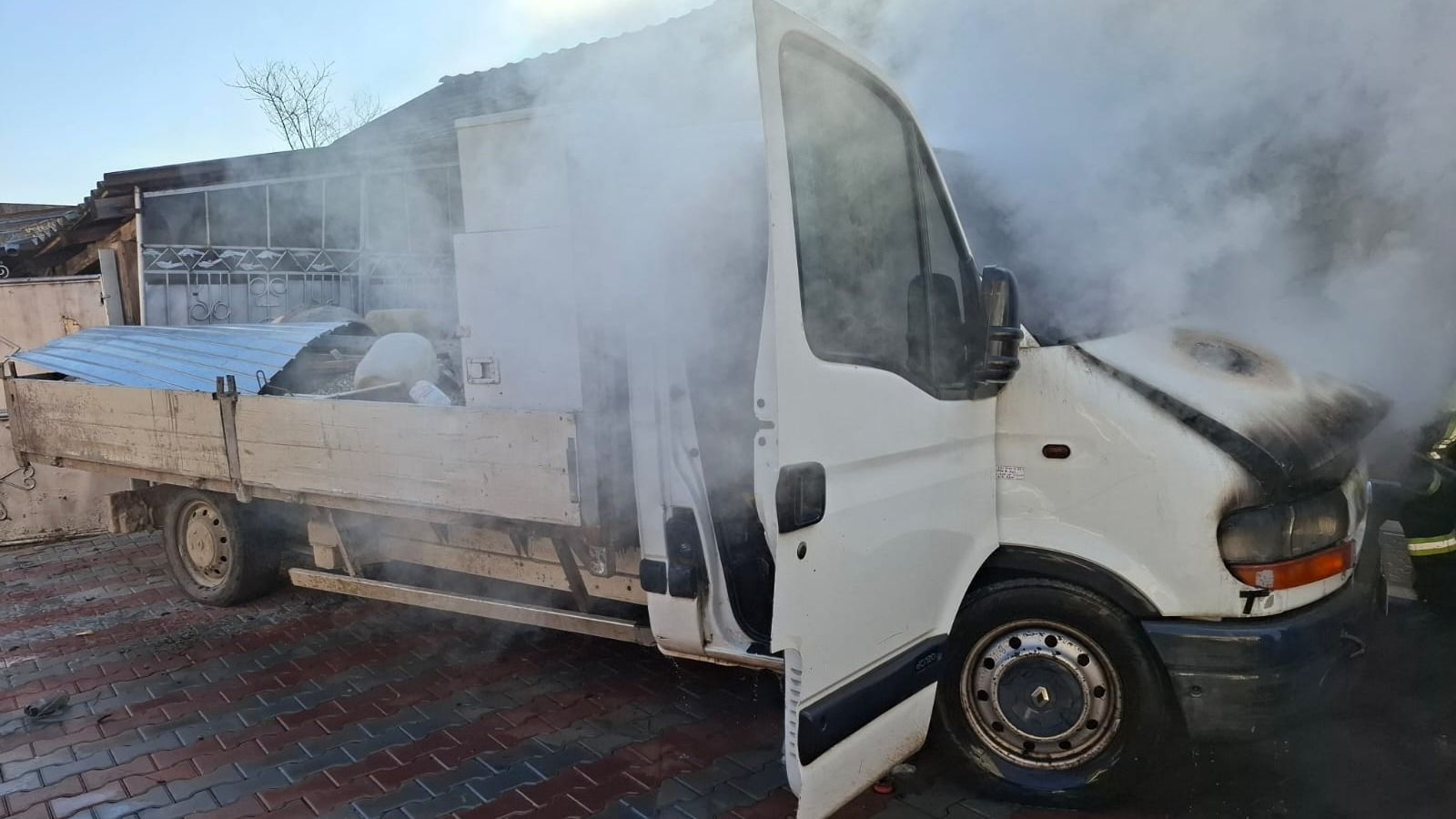 Kigyulladt egy kisteherautó Tenkén