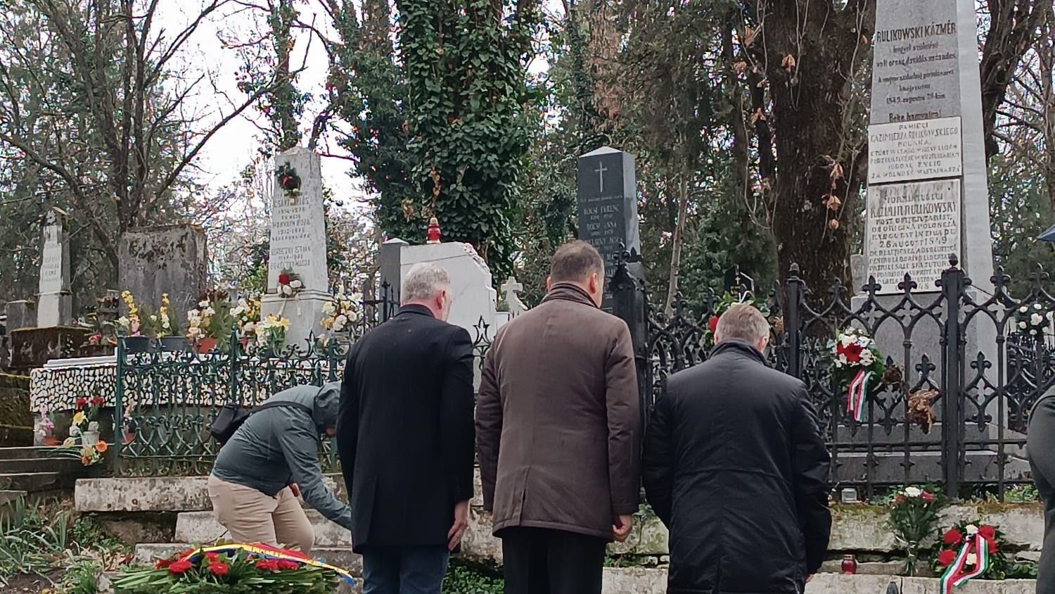 Emlékműveknél is koszorúztak március 15-én