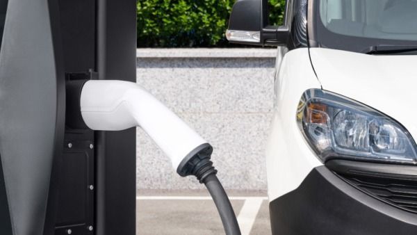 Elektromos iskolabuszokat vásárol a megyei tanács