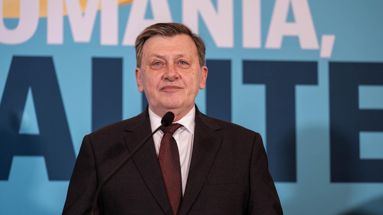 Crin Antonescu bejelentette, hogy kilépett a Nemzeti Liberális Pártból