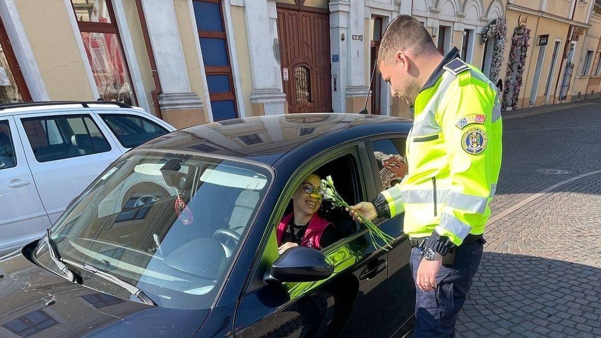 Virággal köszöntötték a női sofőröket