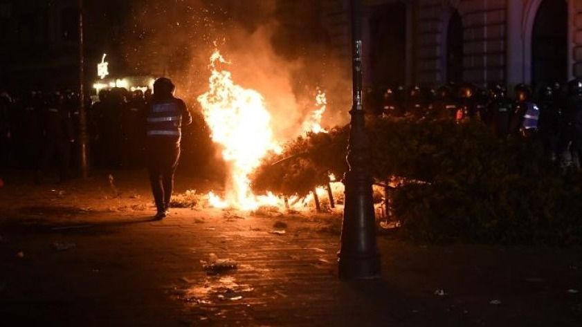 Autót borítottak fel, utcabútorokat gyújtottak fel, megdobálták a csendőröket a vasárnapi bukaresti tüntetés résztvevői